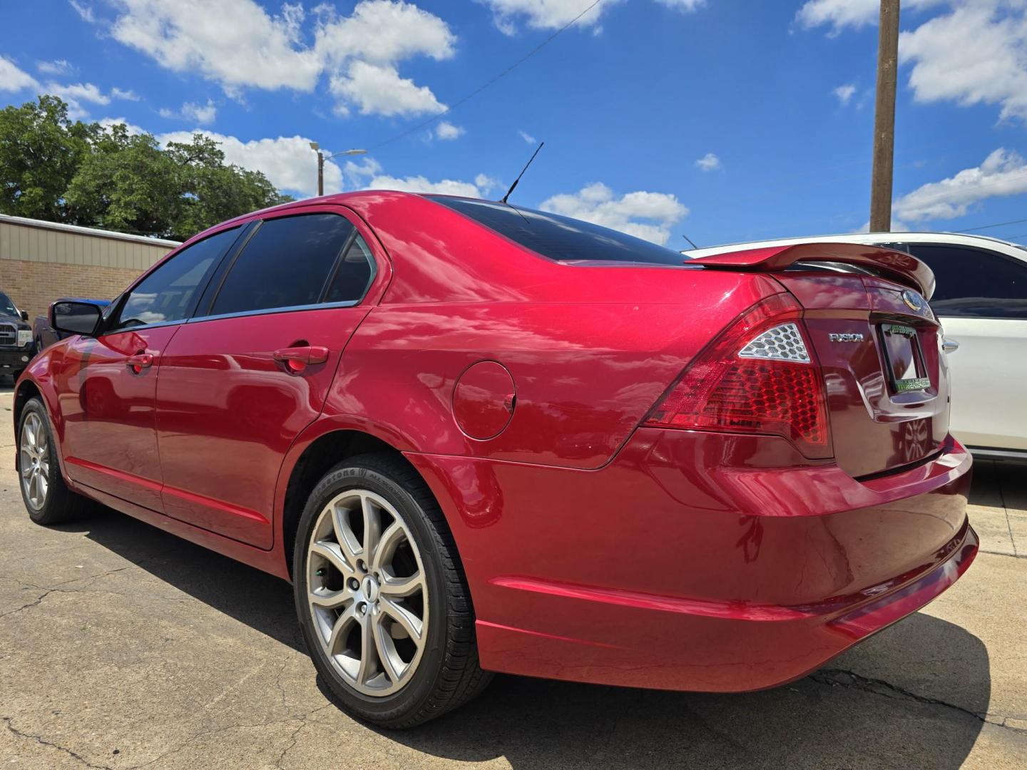 2012 RED Ford Fusion SE (3FAHP0HA8CR) with an 2.5L L4 DOHC 16V engine, AUTO transmission, located at 2660 S.Garland Avenue, Garland, TX, 75041, (469) 298-3118, 32.885387, -96.656776 - Photo#5