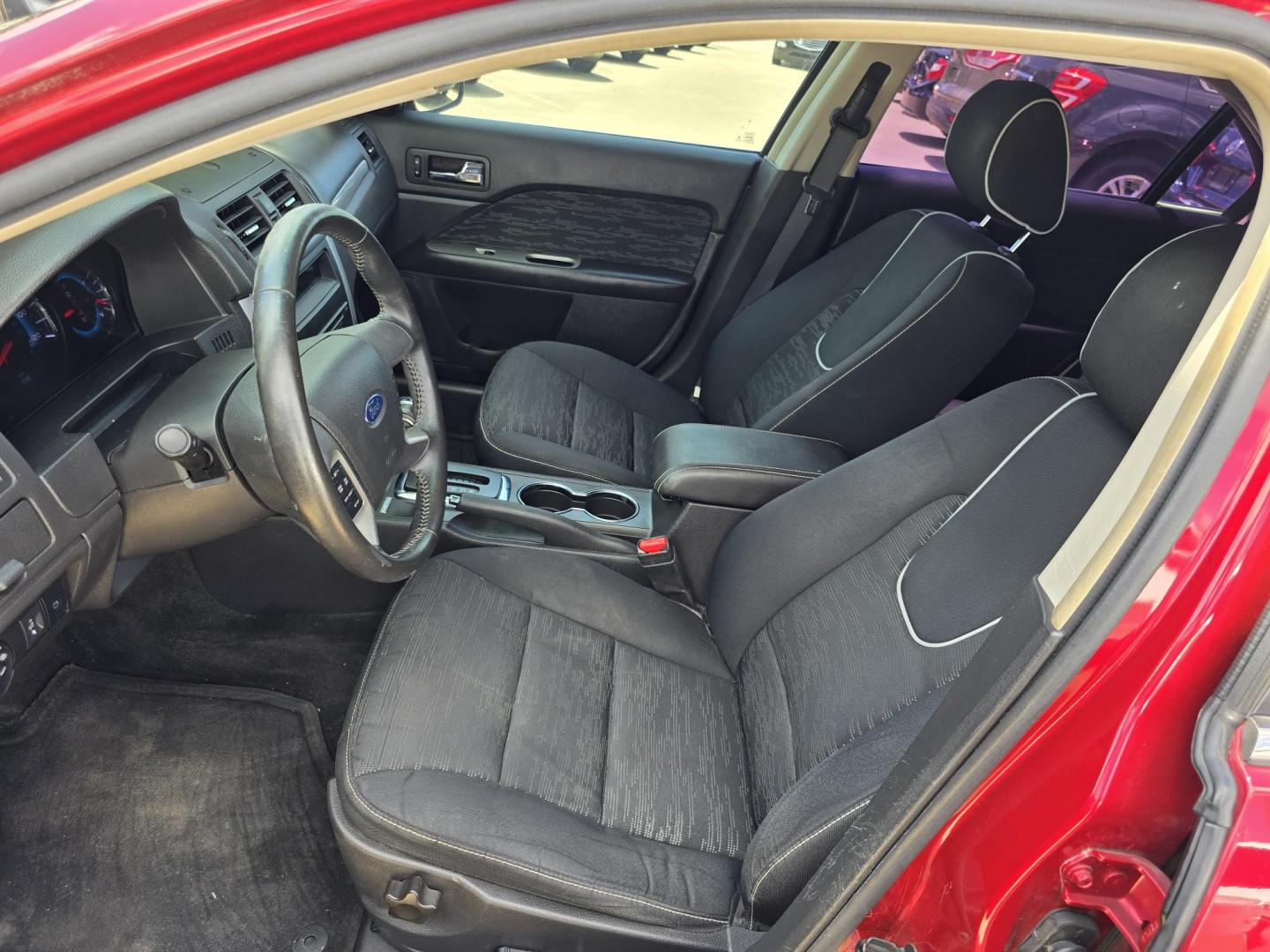 2012 RED Ford Fusion SE (3FAHP0HA8CR) with an 2.5L L4 DOHC 16V engine, AUTO transmission, located at 2660 S.Garland Avenue, Garland, TX, 75041, (469) 298-3118, 32.885387, -96.656776 - Photo#12