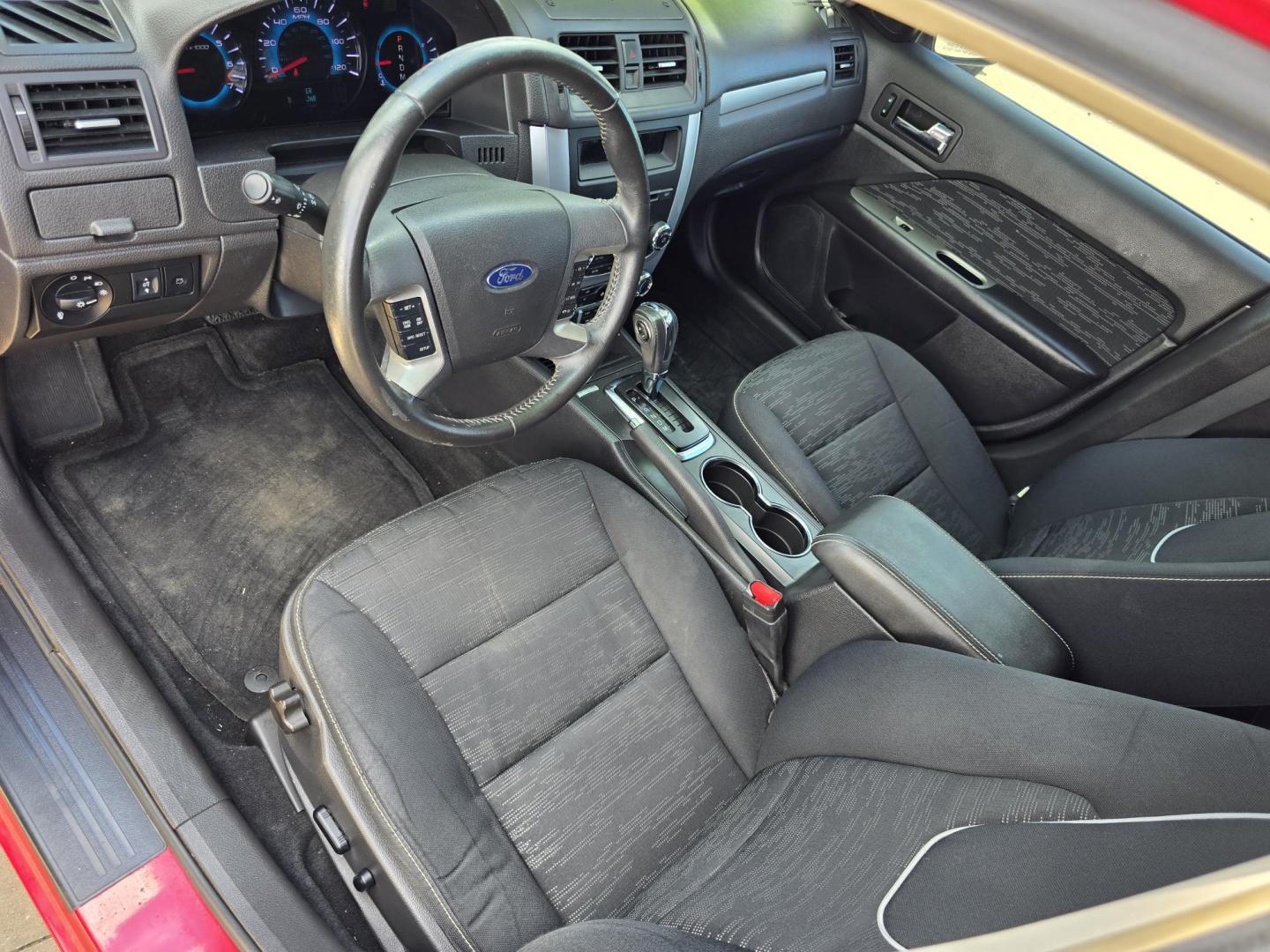 2012 RED Ford Fusion SE (3FAHP0HA8CR) with an 2.5L L4 DOHC 16V engine, AUTO transmission, located at 2660 S.Garland Avenue, Garland, TX, 75041, (469) 298-3118, 32.885387, -96.656776 - Photo#10