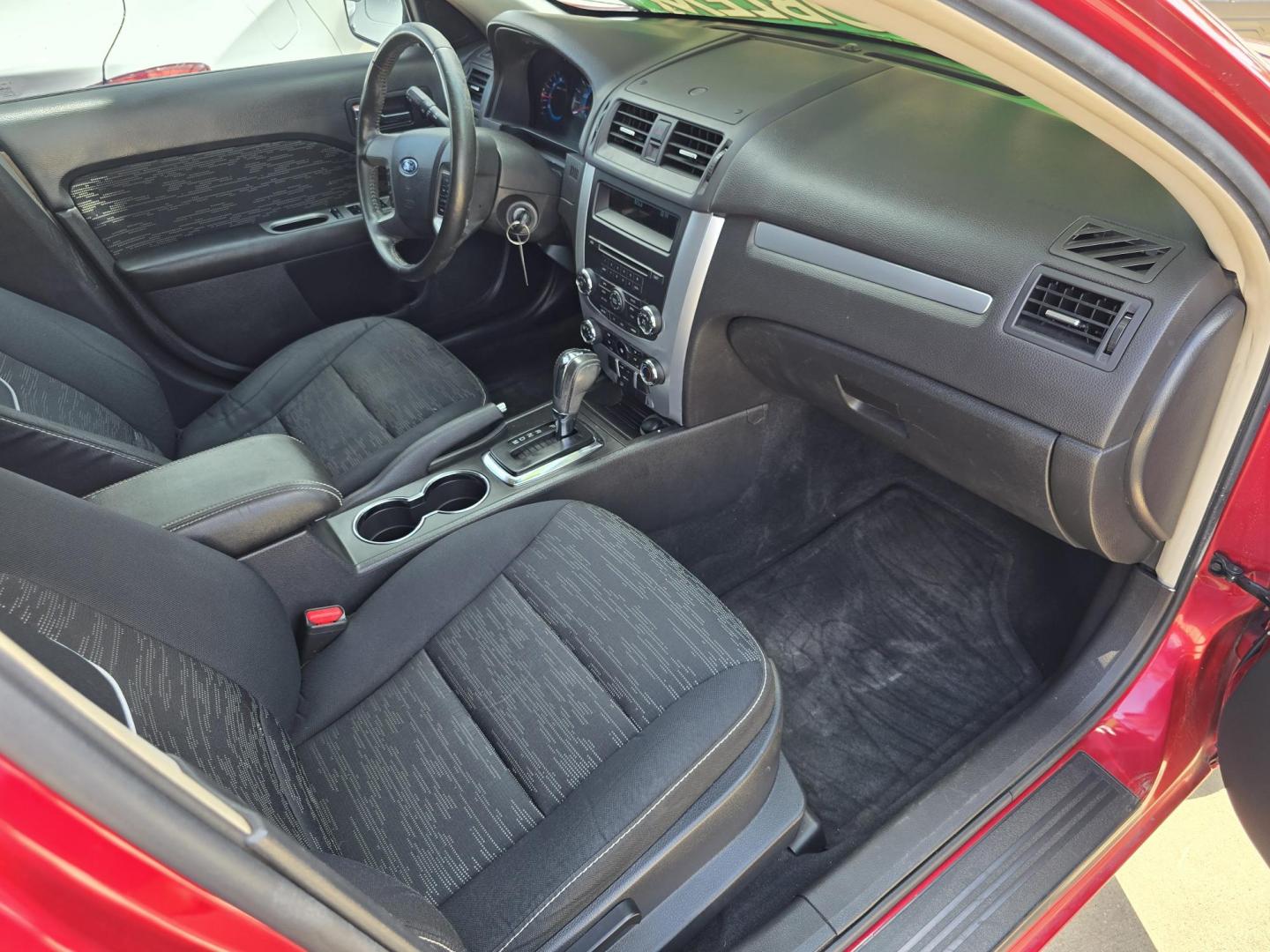 2012 RED Ford Fusion SE (3FAHP0HA8CR) with an 2.5L L4 DOHC 16V engine, AUTO transmission, located at 2660 S.Garland Avenue, Garland, TX, 75041, (469) 298-3118, 32.885387, -96.656776 - Photo#19