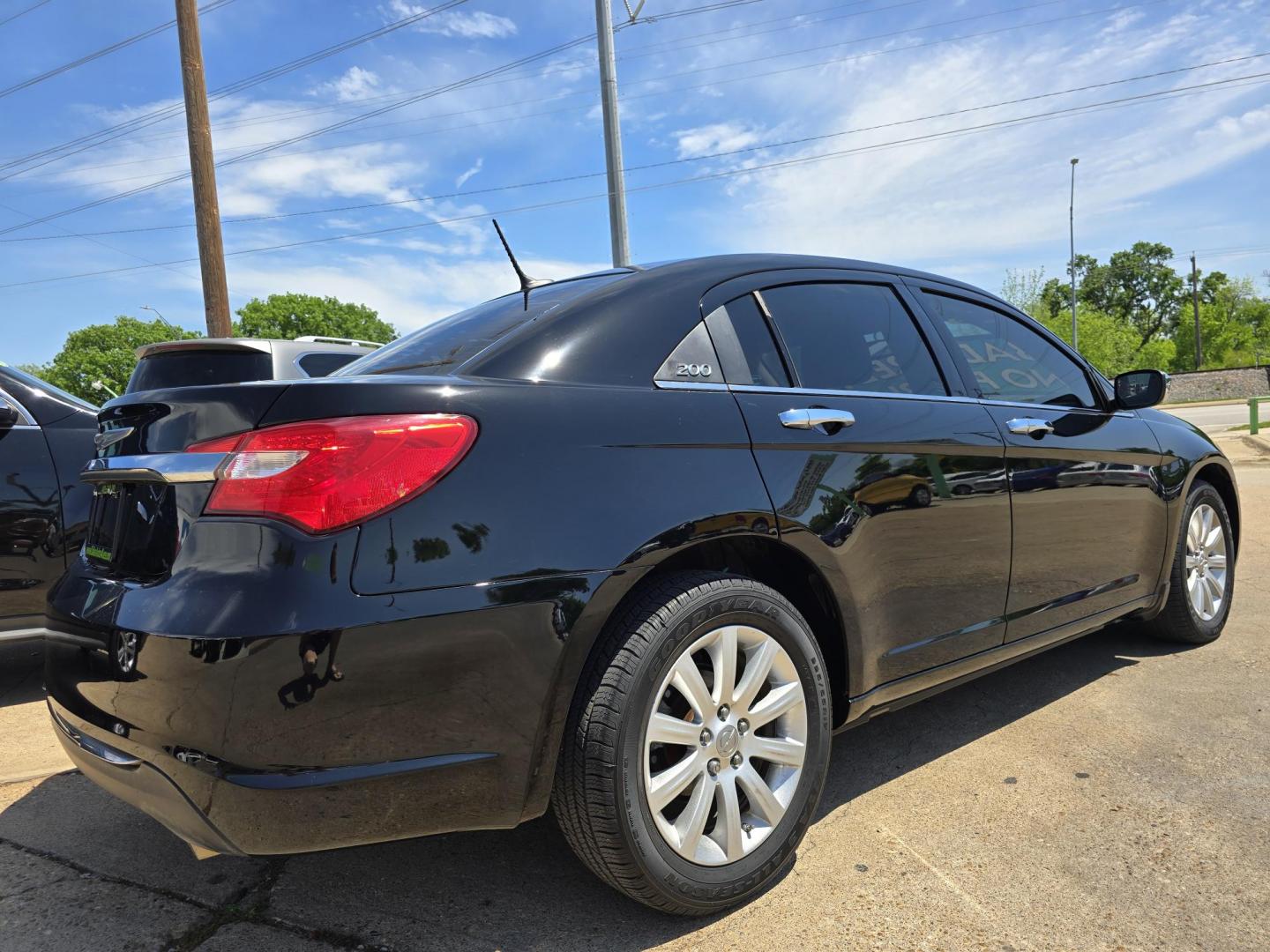 2014 Chrysler 200 Limited (1C3CCBCG3EN) with an 3.6L V6 DOHC 24V FFV engine, 6-Speed Automatic transmission, located at 2660 S.Garland Avenue, Garland, TX, 75041, (469) 298-3118, 32.885387, -96.656776 - Photo#3