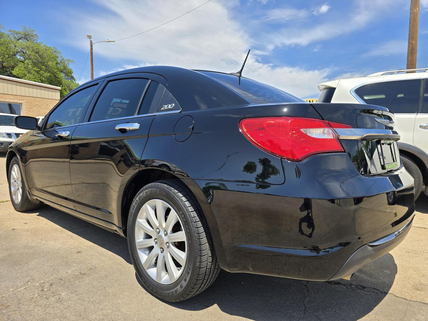 2014 Chrysler 200 Limited (1C3CCBCG3EN) with an 3.6L V6 DOHC 24V FFV engine, 6-Speed Automatic transmission, located at 2660 S.Garland Avenue, Garland, TX, 75041, (469) 298-3118, 32.885387, -96.656776 - Photo#5