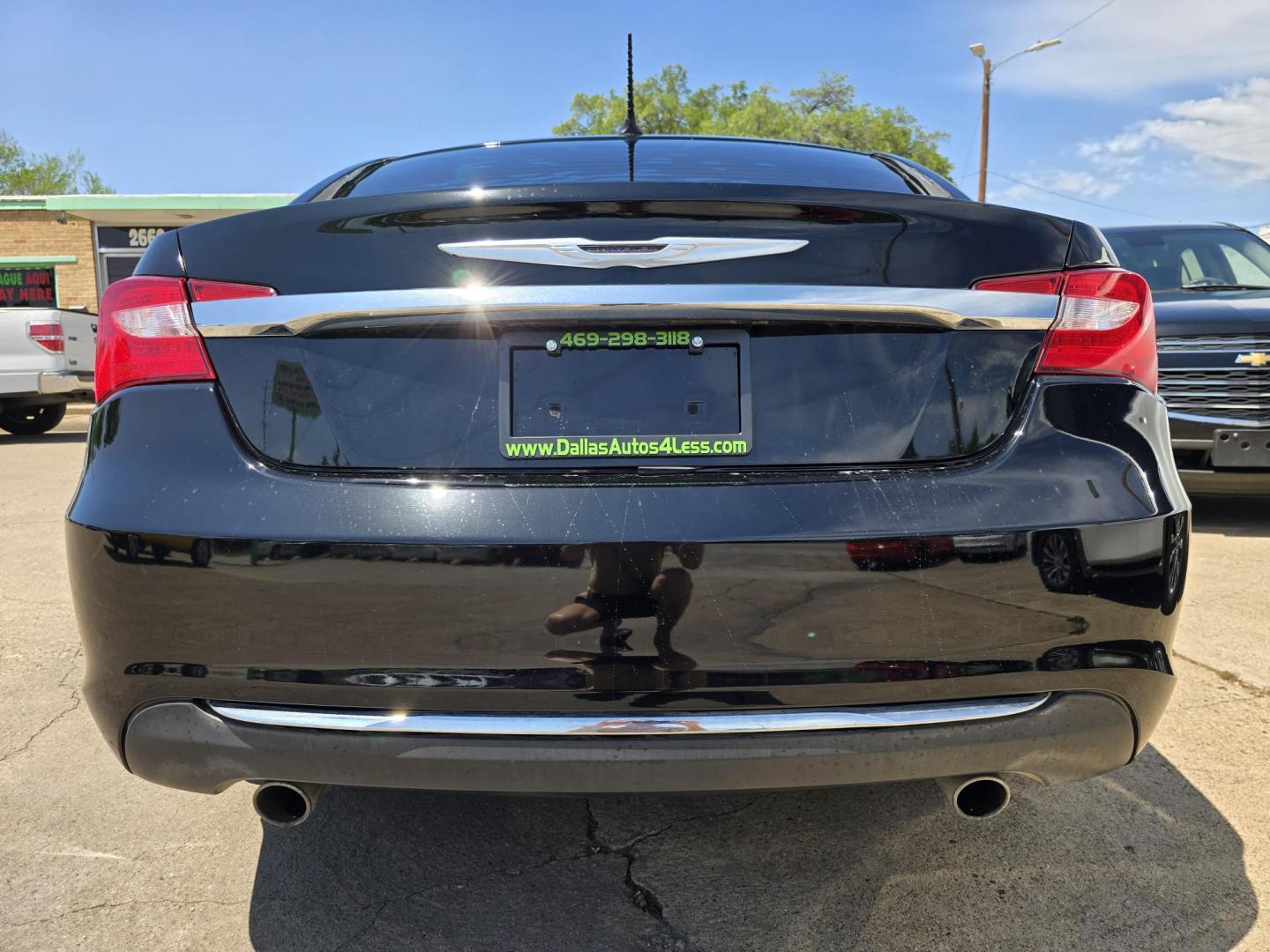 2014 Chrysler 200 Limited (1C3CCBCG3EN) with an 3.6L V6 DOHC 24V FFV engine, 6-Speed Automatic transmission, located at 2660 S.Garland Avenue, Garland, TX, 75041, (469) 298-3118, 32.885387, -96.656776 - Photo#4