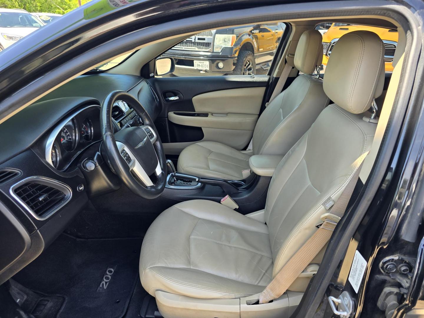 2014 Chrysler 200 Limited (1C3CCBCG3EN) with an 3.6L V6 DOHC 24V FFV engine, 6-Speed Automatic transmission, located at 2660 S.Garland Avenue, Garland, TX, 75041, (469) 298-3118, 32.885387, -96.656776 - Photo#11