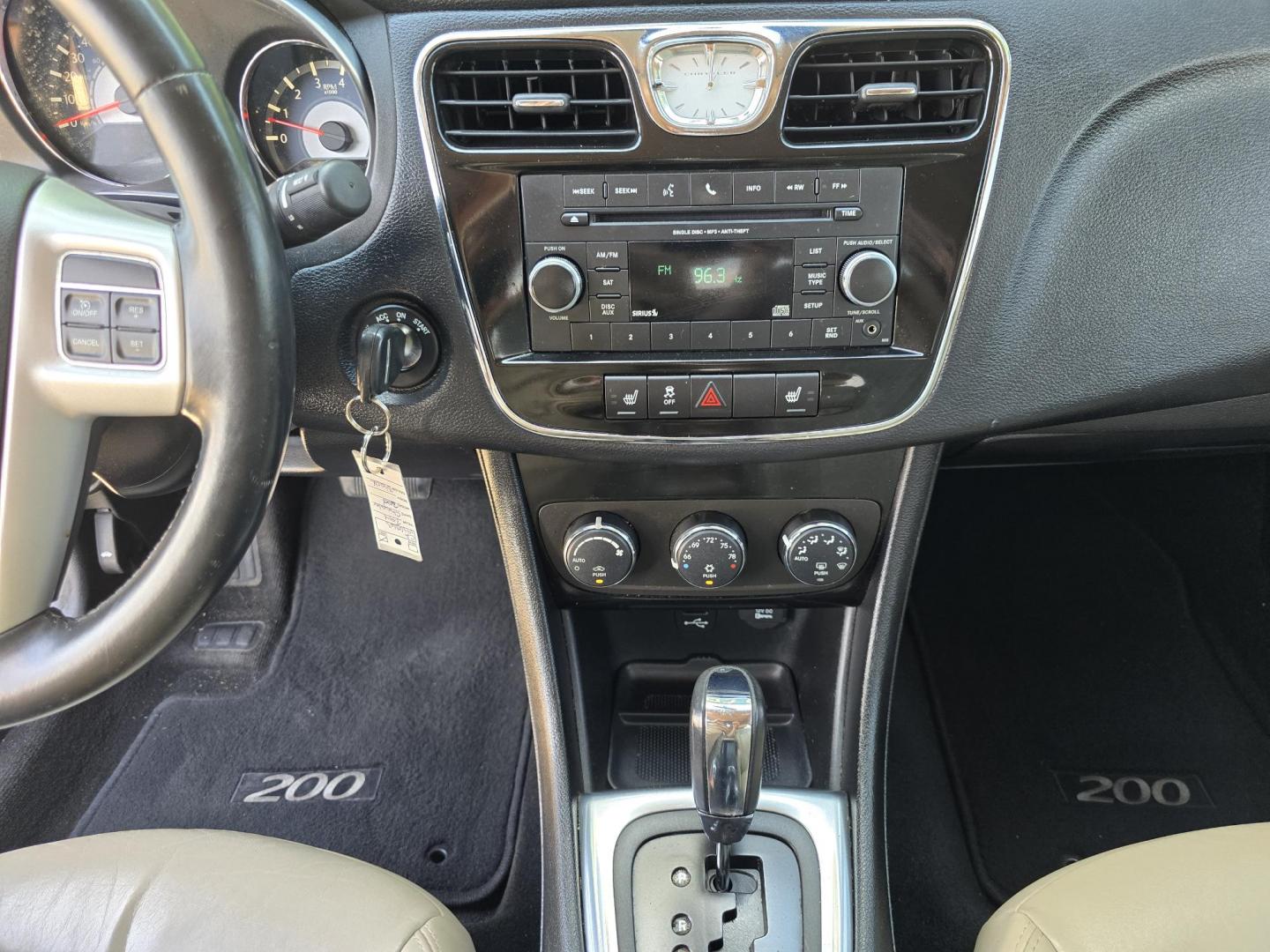2014 Chrysler 200 Limited (1C3CCBCG3EN) with an 3.6L V6 DOHC 24V FFV engine, 6-Speed Automatic transmission, located at 2660 S.Garland Avenue, Garland, TX, 75041, (469) 298-3118, 32.885387, -96.656776 - Photo#13