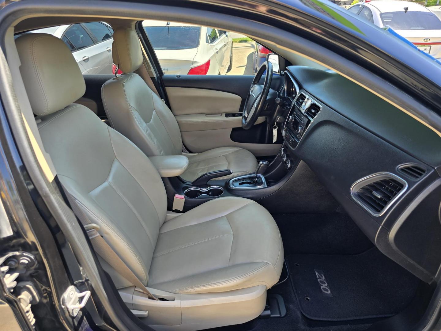 2014 Chrysler 200 Limited (1C3CCBCG3EN) with an 3.6L V6 DOHC 24V FFV engine, 6-Speed Automatic transmission, located at 2660 S.Garland Avenue, Garland, TX, 75041, (469) 298-3118, 32.885387, -96.656776 - Photo#17