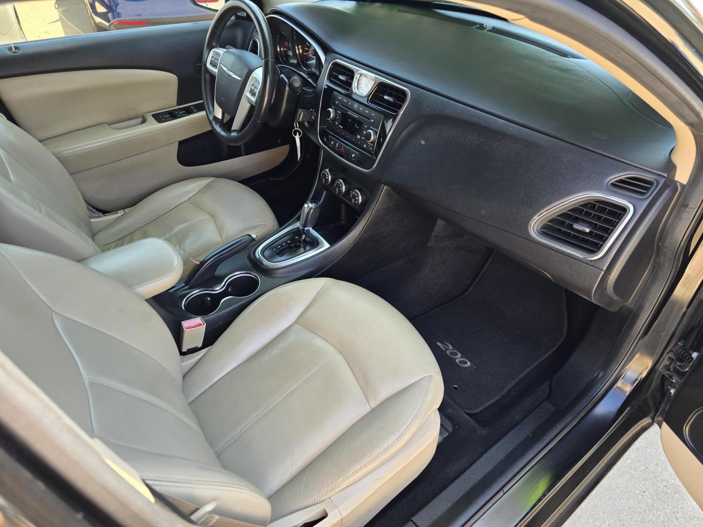 2014 Chrysler 200 Limited (1C3CCBCG3EN) with an 3.6L V6 DOHC 24V FFV engine, 6-Speed Automatic transmission, located at 2660 S.Garland Avenue, Garland, TX, 75041, (469) 298-3118, 32.885387, -96.656776 - Photo#18