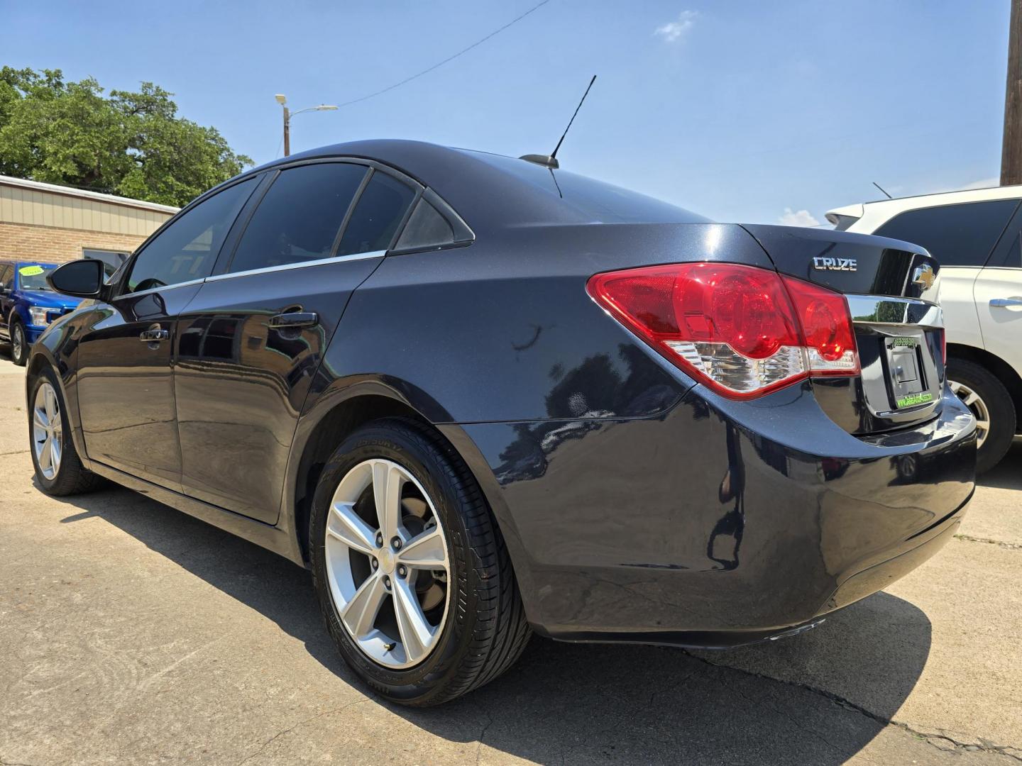 2015 Chevrolet Cruze 2LT (1G1PE5SB8F7) with an 1.4L L4 DOHC 16V TURBO engine, 6-Speed Automatic transmission, located at 2660 S.Garland Avenue, Garland, TX, 75041, (469) 298-3118, 32.885387, -96.656776 - Photo#5