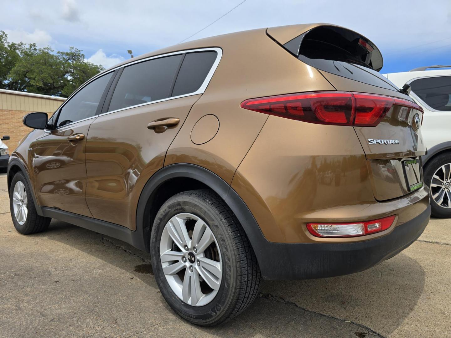 2017 BROWN Kia Sportage LX (KNDPMCAC3H7) with an 2.4L V6 DOHC 24V engine, 6A transmission, located at 2660 S.Garland Avenue, Garland, TX, 75041, (469) 298-3118, 32.885387, -96.656776 - Photo#5